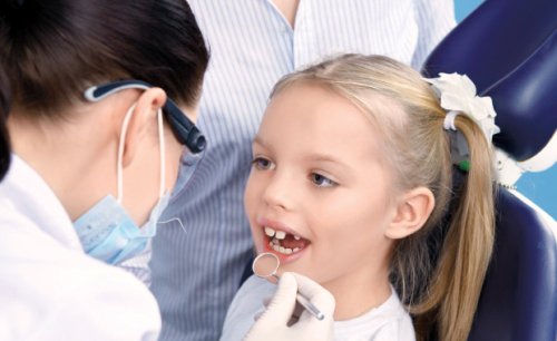 Vizita copilului la stomatolog, recomandată de la doi ani
