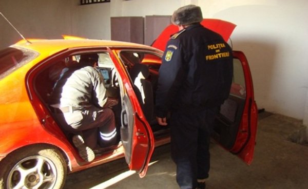 Polițiștii de frontieră au descoperit mașina unei tinere căptușită cu țigări de contrabandă - FOTO