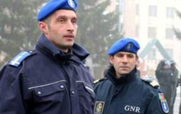 Un jandarm român instruieşte poliţişti ucraineni