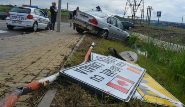 BMW distrus la ieșirea din Botoșani spre Suceava. A rupt două indicatoare și s-a blocat în șanț!