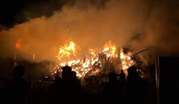 Incendiul de la Stăuceni stins după 13 ore de luptă cu flăcările