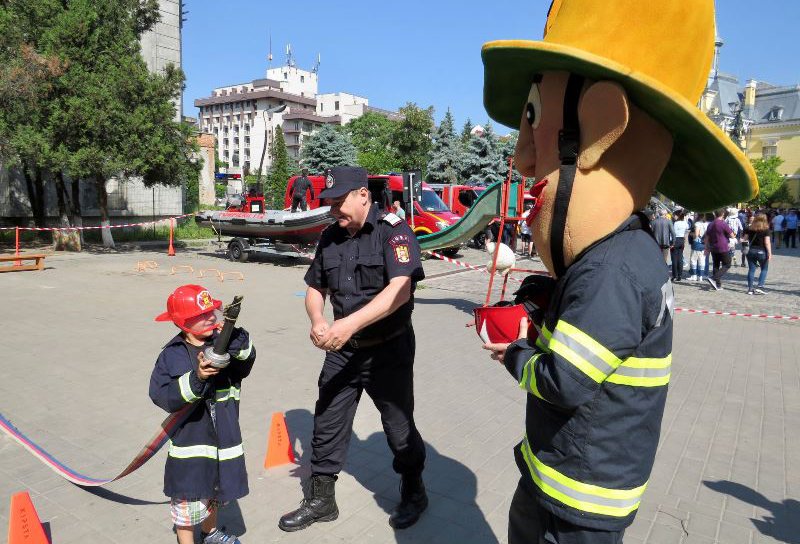 Sute de copii s-au întâlnit cu pompierul Sam în fața Prefecturii Botoșani