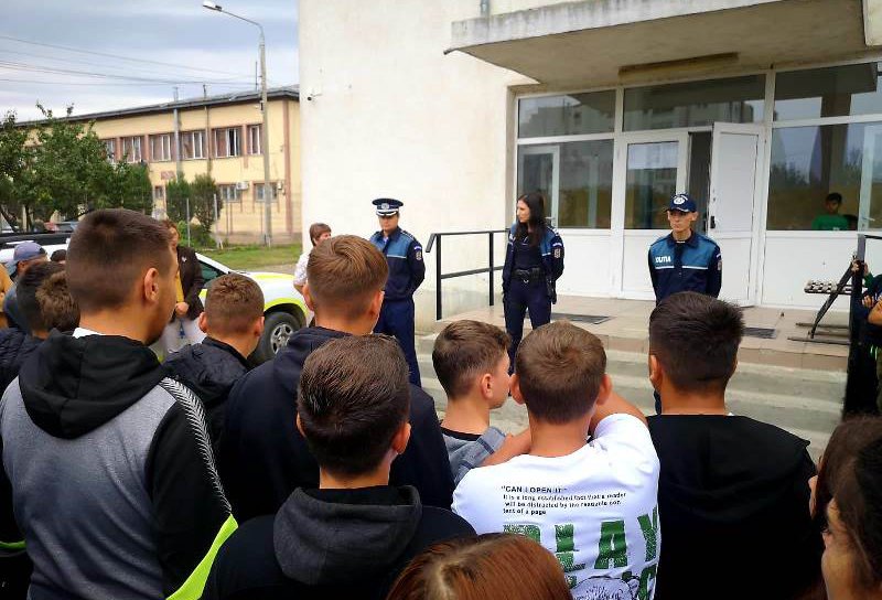 Polițiștii din Ștefănești le-au oferit sfaturi preventive elevilor de liceu