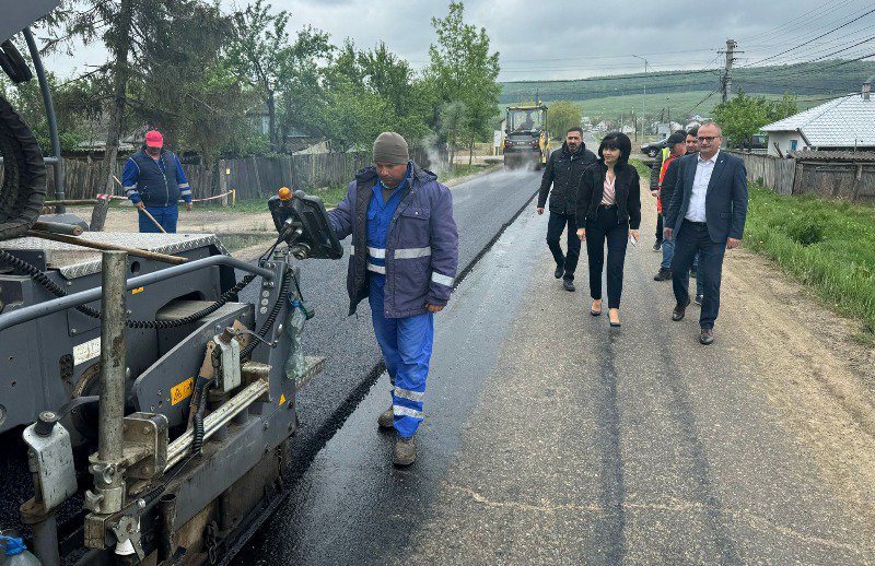 Covor asfaltic nou turnat pe drumul județean din Copălău - FOTO