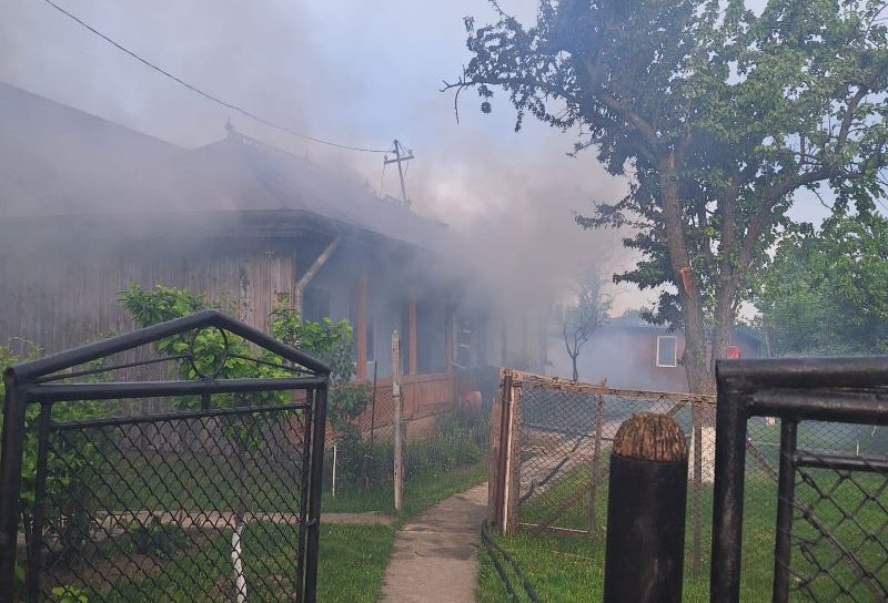 Incendiu izbucnit într-o casă din localitatea Zăicești. Vecinii au chemat pompierii