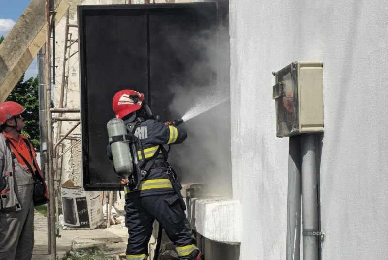 Pompierii au intervenit după ce un transformator electric pe bază de ulei a luat foc