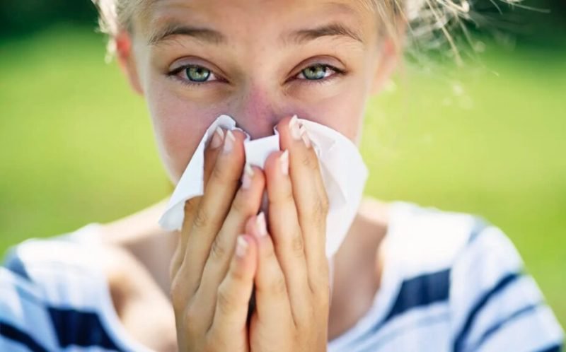 Val de alergii severe! Simptomele sunt confundate cu gripa „Strănută des, au ochii înroșiți, le curge nasul”