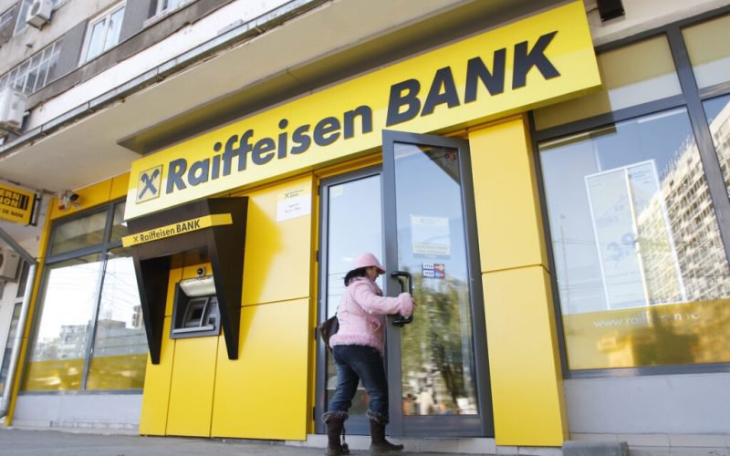 Decizie la Raiffeisen Bank. Schimbare din 15 iulie pentru românii cu card la banca austriacă