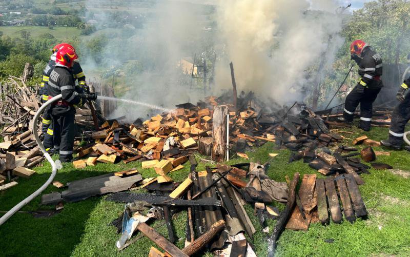 Un incendiu violent a izbucnit, în urmă cu puțin timp, într-o gospodărie din localitatea Poiana-Brăești