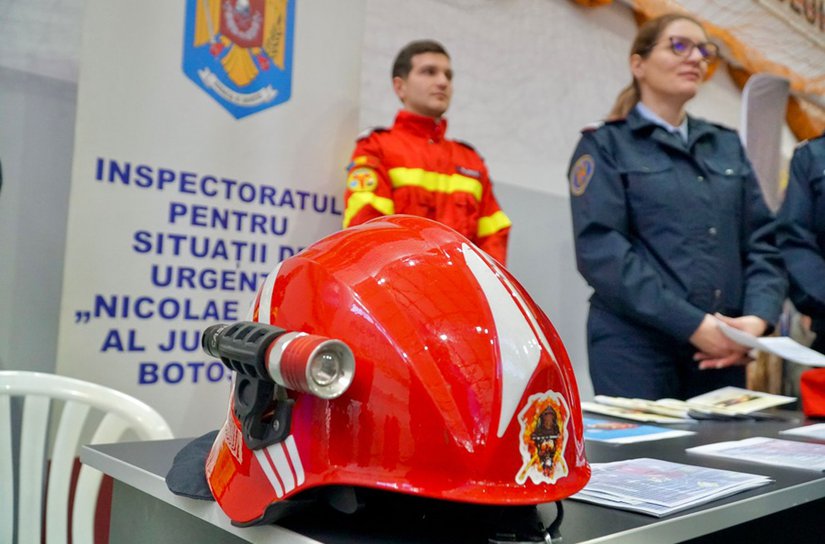 Pompierii botoșăneni prezenți la „Bursa locurilor de muncă” - FOTO