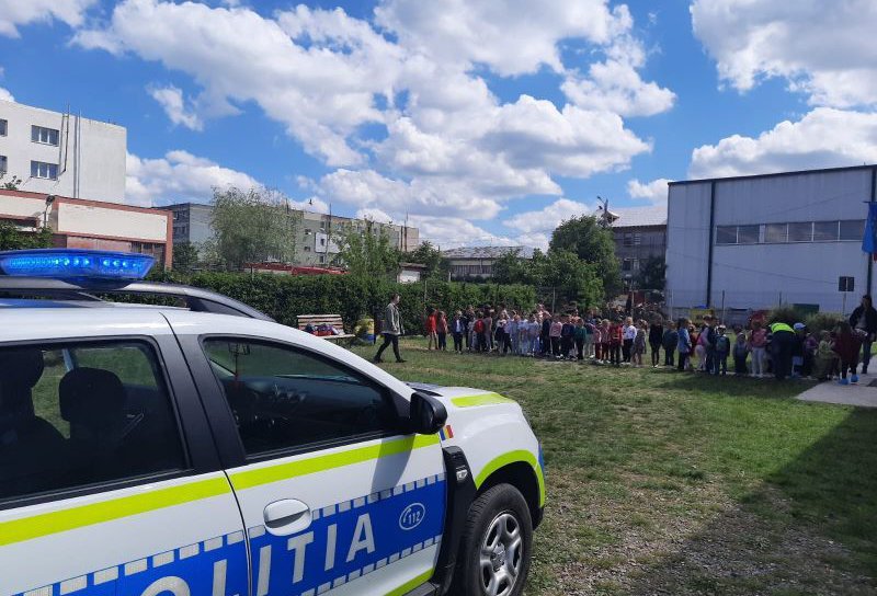 Polițiștii alături de copiii unei grădinițe din Ștefănești - FOTO