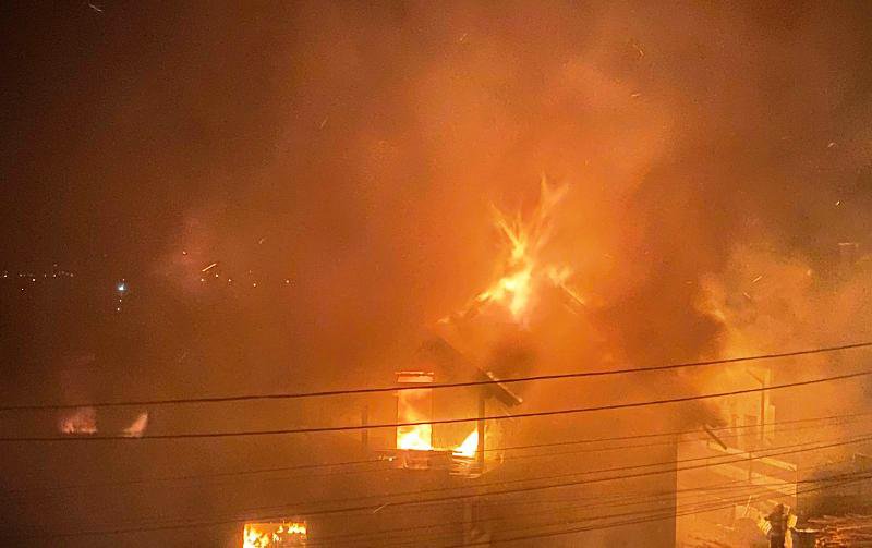 Incendiu violent izbucnit în această noapte într-o gospodărie din localitatea Cătămărăști Deal - FOTO