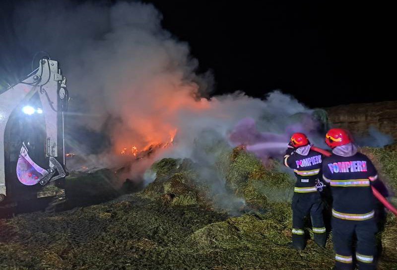Depozit de furaje cuprins de flăcări după ce a fost lovit de trăsnet - FOTO
