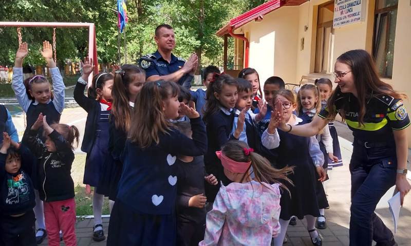 Activități preventive ale polițiștilor de siguranță școlară la Corni - FOTO
