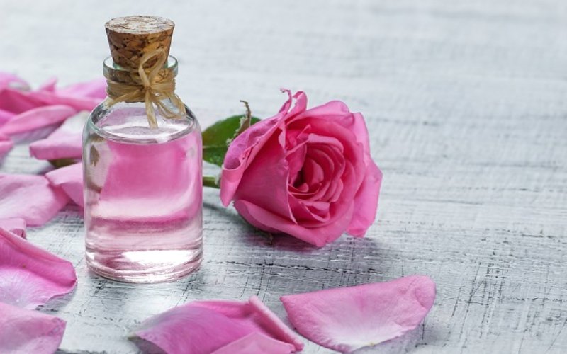 Ce efecte are apa de trandafiri asupra pielii