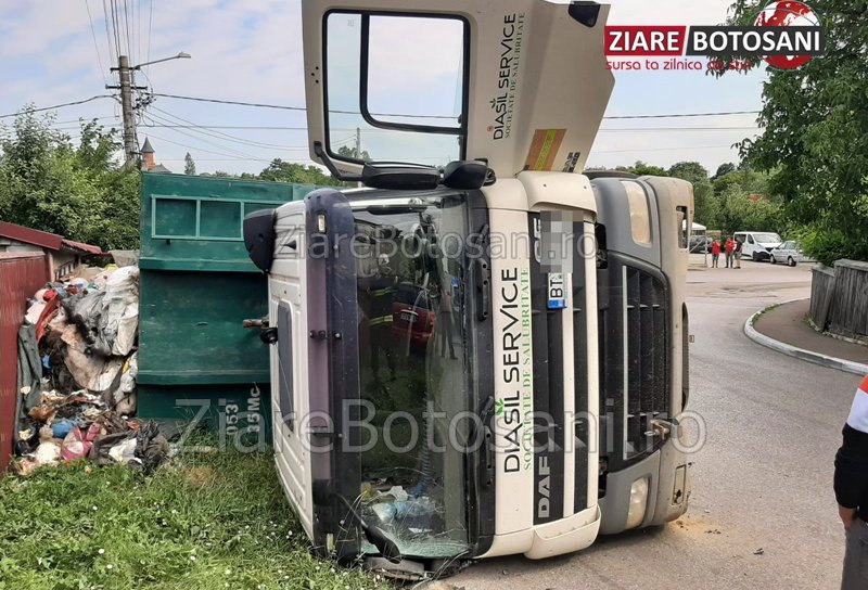 Accident la Dorohoi! Un camion care transporta deșeuri s-a răsturnat pe strada Luceafărul - FOTO