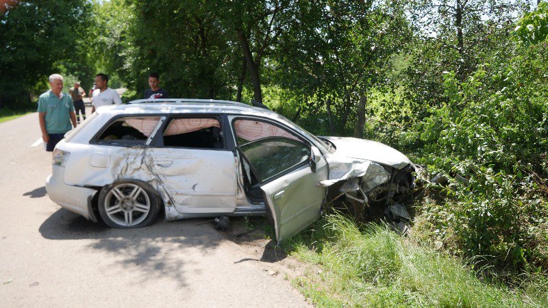 Accident la intrarea în Hudești! Două tinere rănite au fost transportate la spital