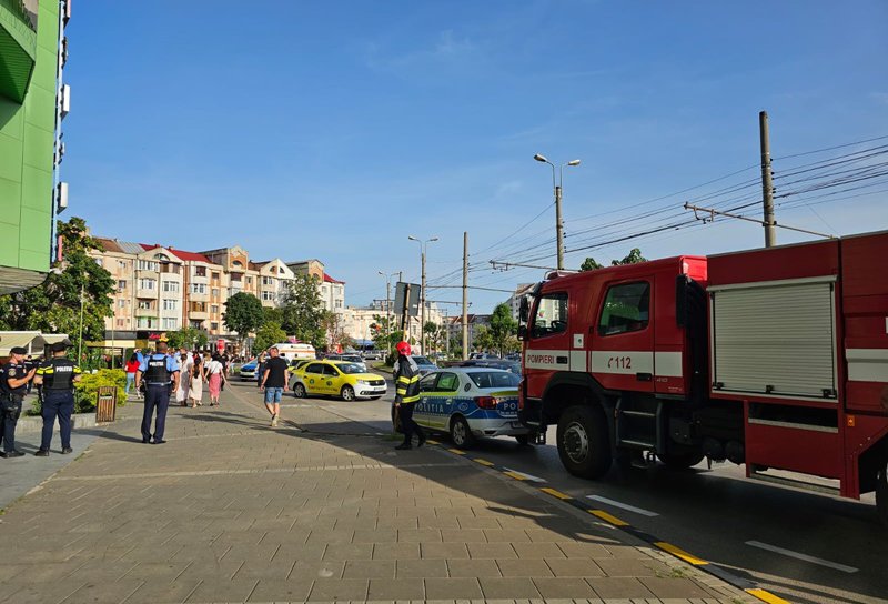 Alertă la mall-ul din Botoșani! Peste 300 de persoane evacuate din cauza unei posibile scurgeri de gaze - FOTO