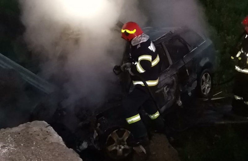 Tânăr rănit într-un accident rutier! Mașina a luat foc după impact - FOTO