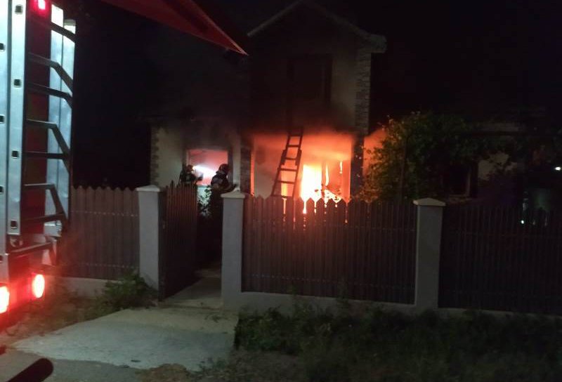 Bărbat găsit decedat după ce locuința acestuia a fost cuprinsă de un incendiu