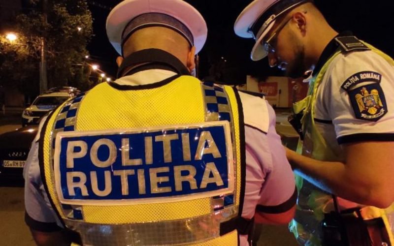 Un tânăr fără permis, la plimbare cu mașina. Prietenul său l-a lăsat să fie șofer, până când l-au prins polițiștii