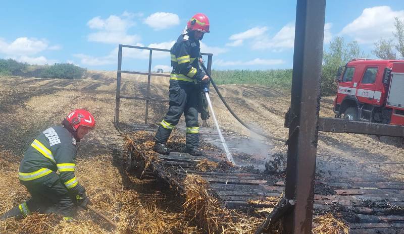 Peste cinci tone de furaje și o platformă auto au fost mistuite de flăcări