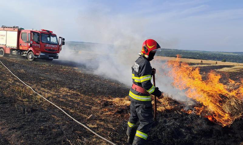 Patru hectare de grâu, două de miriște și o balotieră au ars pe un câmp din Miorcani