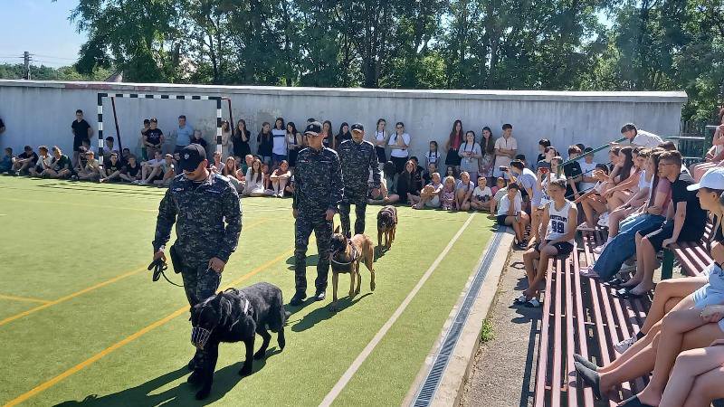 Jandarmii botoșăneni în vizită la Centrul de Agrement Codrii de Aramă de la Agafton - FOTO