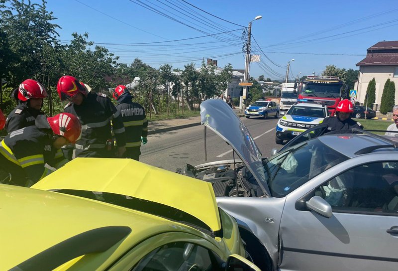 Două persoane au fost rănite după impactul a două mașini pe o stradă din Botoșani - FOTO