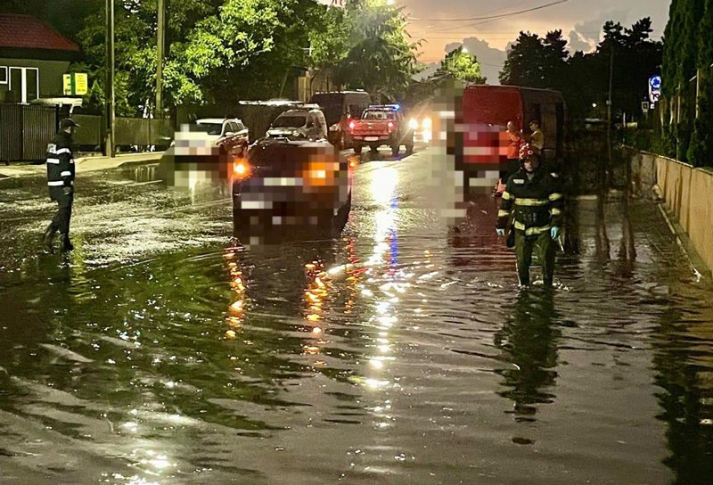 Copaci doborâți și inundații în urma fenomenelor meteo periculoase din ultimele ore - FOTO