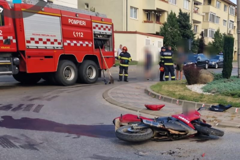 Tânără de 19 ani care conducea o motocicletă rănită într-un accident la Dorohoi - FOTO