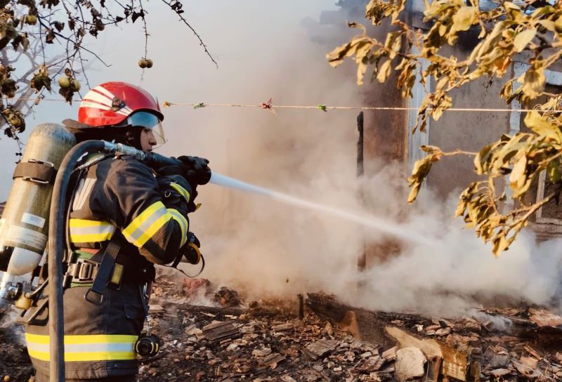 O țigară aprinsă aruncată la întâmplare a provocat un incendiu care a cuprins o locuință din Albești