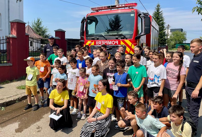 Întâlnire interactivă a pompierilor botoșăneni cu 40 de copii înscriși la Tabăra de zi organizată de Parohia „Sfântul Gheorghe” Săveni - FOTO