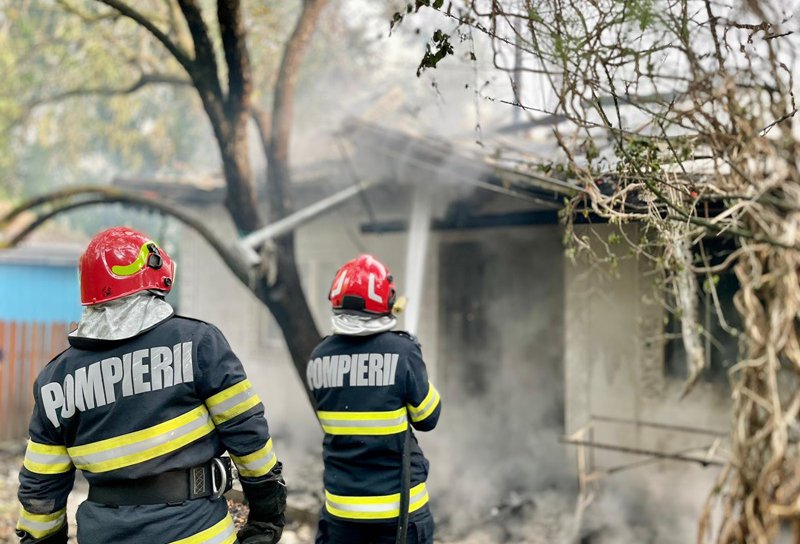 Copaci rupți și casă aprinsă de la un fulger după furtunile din ultimele ore - FOTO