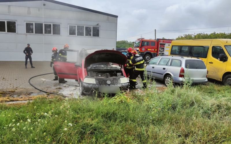 Autoturism parcat în curtea unui service cuprins de flăcări - FOTO