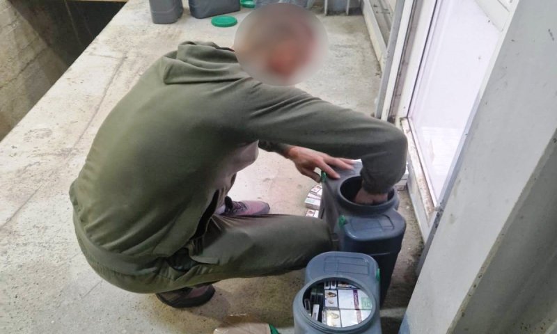 Ţigări de contrabandă, ascunse în bidoane din material plastic, confiscate la frontieră