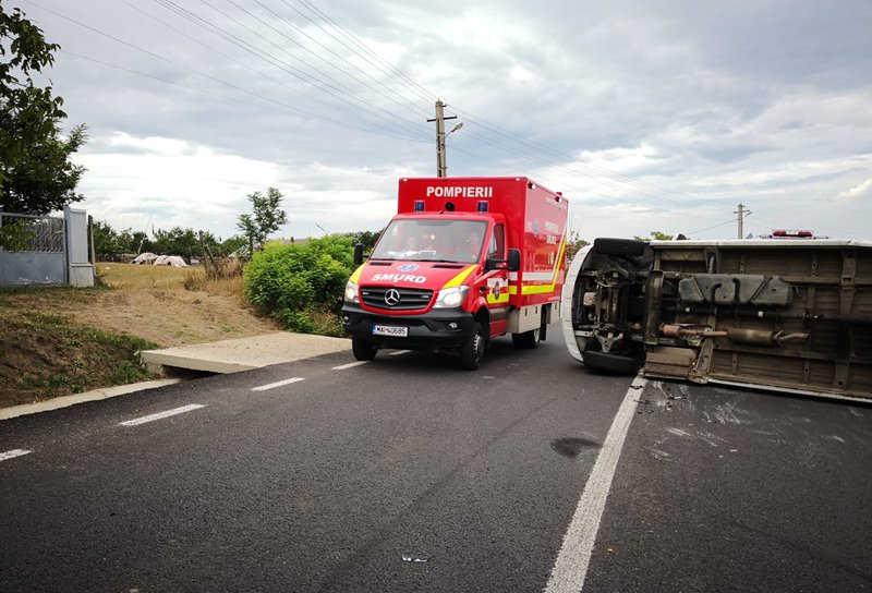 Accident! Trei persoane rănite după impactul dintre un autoturism și un microbuz - FOTO