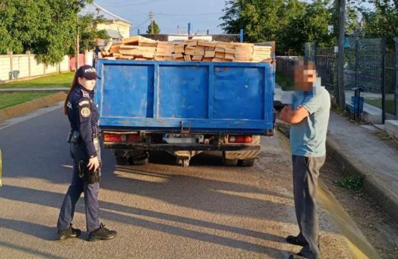 Acțiune pentru siguranța cetățenilor, la Săveni. Polițiștii au descoperit material lemnos fără documente