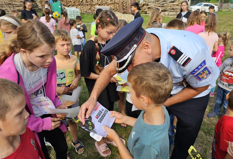 Marți, 13 – Preveniți ghinionul!: Pompierii din Dorohoi s-au întâlnit cu copiii din Parohia Strahova - FOTO