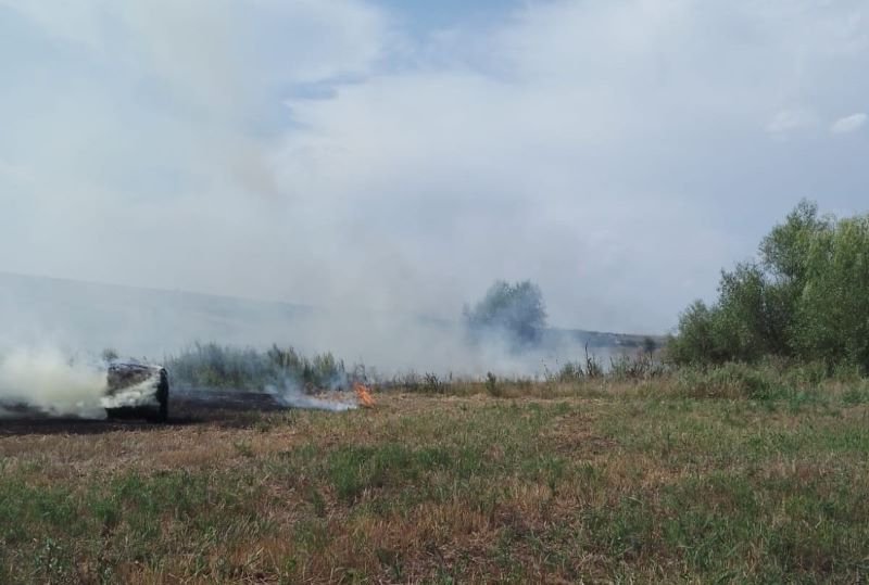 Un incendiu violent izbucnit pe un câmp s-a extins la un depozit de furaje