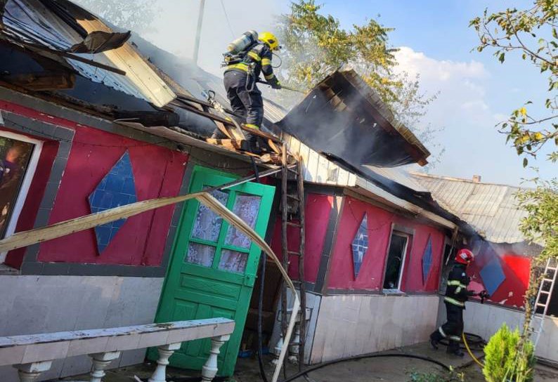 Trei familii din Cristești au rămas fără casă