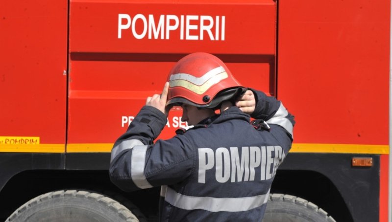 Incendiu produs pe acoperișul unui magazin din Centrul Vechi al municipiului Botoșani