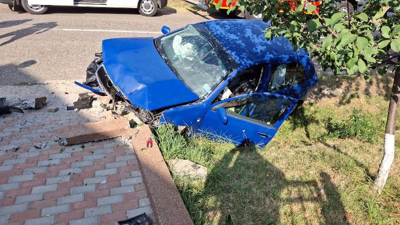 Accident! Două persoane rănite după ce mașina în care se aflau s-a izbit într-un cap de pod - FOTO