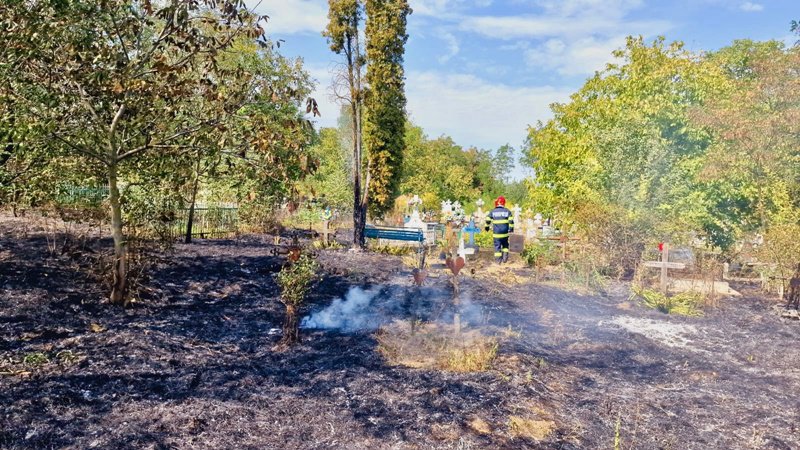 Incendiile necontrolate de vegetație au pus în pericol o locuință din Văculești și cimitirul din Dumeni - FOTO