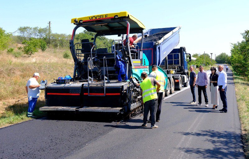 Noi covoare asfaltice turnate pe drumurile județene - FOTO