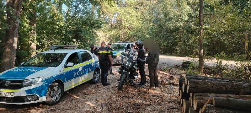 Amendați cu 5000 lei după ce au pătruns pe fondul forestier cu motocicletele - FOTO