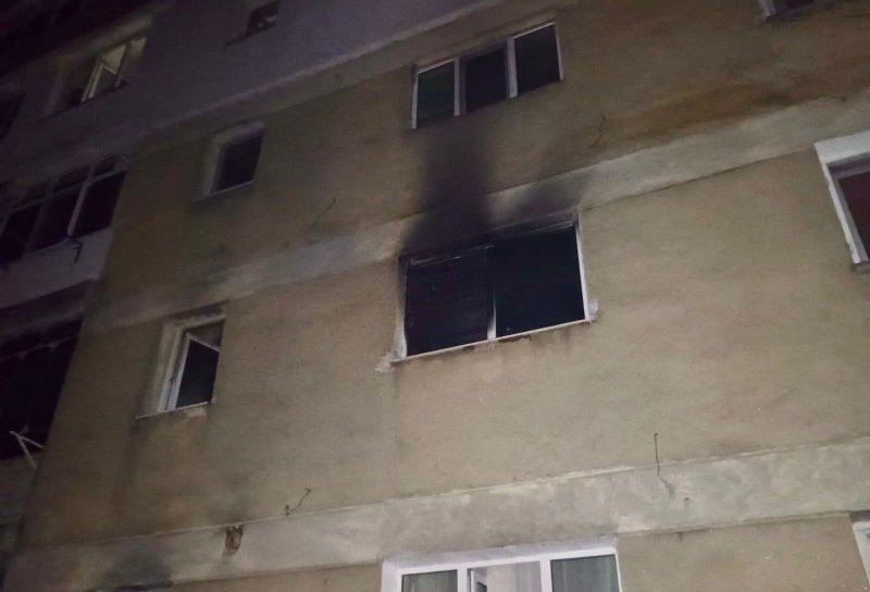 Incendiu izbucnit într-un bloc din Darabani. Mai multe bunuri au fost cuprinse de flăcări