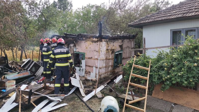 Femeie din Leorda ajunsă la spital cu arsuri pe mâini în urma unui incendiu izbucnit în gospodărie