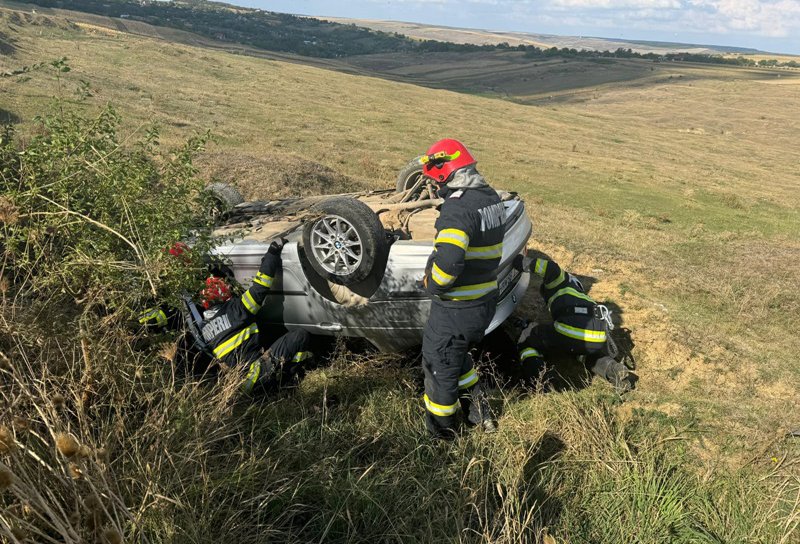 Zi cu ghinion pentru o femeie care s-a răsturnat cu mașina pe o stradă din județ - FOTO