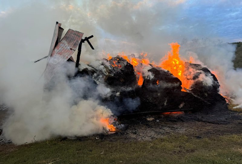 Incendiu violent la un depozit cuprins de flăcări după ce a fost lovit de trăsnet - FOTO